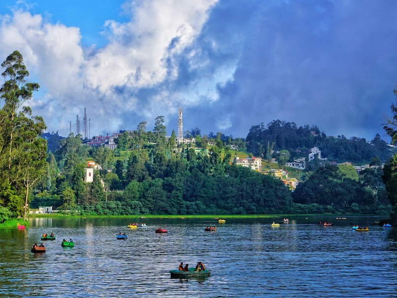 गवर्नमेंट बॉटनिकल गार्डन-ऊटी का गवर्नमेंट बॉटनिकल गार्डन प्रकृति प्रेमियों के लिए किसी स्वर्ग से कम नहीं है. लगभग 22 हेक्टेयर में फैला यह उद्यान सैकड़ों साल पुराने पेड़ों, रंग-बिरंगे फूलों और दुर्लभ पौधों के लिए प्रसिद्ध है. यहां घूमते हुए ऐसा लगता है मानो प्रकृति ने अपनी पूरी सुंदरता एक ही जगह समेट दी हो. हर साल आयोजित होने वाला फ्लावर शो इस गार्डन की खास पहचान है, जिसमें देश-विदेश से पर्यटक पहुंचते हैं. साफ-सुथरा माहौल और ठंडी जलवायु इस जगह को बेहद खास बना देती है. Photo-Tamilnadu Tourism
