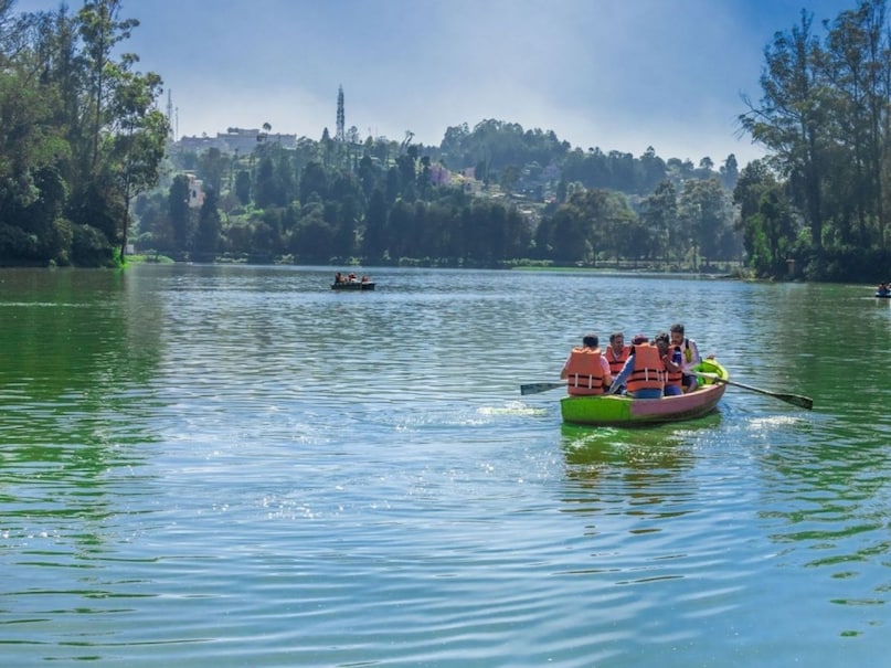ऊटी लेक-ऊटी लेक इस हिल स्टेशन की सबसे आकर्षक और लोकप्रिय जगहों में से एक है, जहां पहुंचते ही मन को गहरा सुकून मिलता है. चारों ओर हरियाली से घिरी यह झील शांत वातावरण और ठंडी हवा के लिए जानी जाती है. यहां पर्यटक बोटिंग का आनंद ले सकते हैं, जिससे झील और आसपास की पहाड़ियों की खूबसूरती और भी नजदीक से देखने को मिलती है. बच्चों और परिवारों के लिए यह जगह खास पसंदीदा है. सुबह और शाम के समय झील का नज़ारा बेहद मनमोहक होता है, जब पानी में पहाड़ों की परछाईं दिखाई देती है. Photo-Tamilnadu Tourism