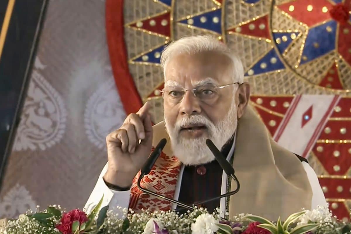घुसपैठियों को सौंपी थी असम की मिट्टी कांग्रेस पर जमकर बरसे पीएम मोदी जानिए क्या-क्या कहा