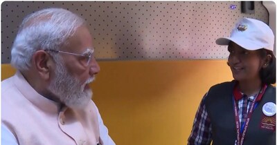 पीएम मोदी ने मालदा स्टेशन पर मौजूद छात्रों और युवाओं से मुलाकात की.