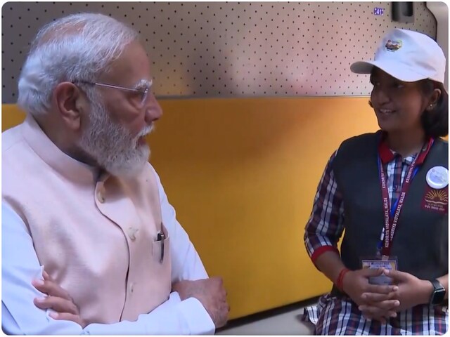 मालदा स्टेशन पर अपने किन युवा दोस्तों के मिले PM मोदी, ऑटोग्राफ भी दिया