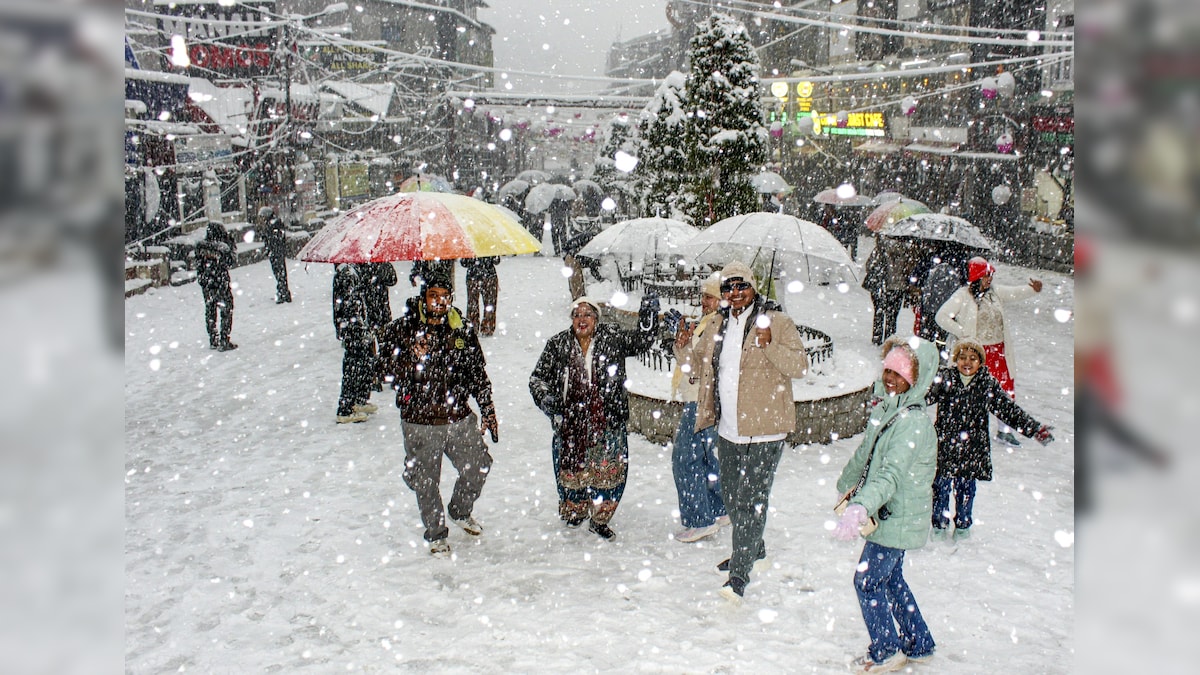 IMD Weather News: कश्मीर से हिमाचल तक बर्फबारी, गणतंत्र दिवस पर भीगेगी दिल्ली, जानें आज कैसा रहेगा मौसम