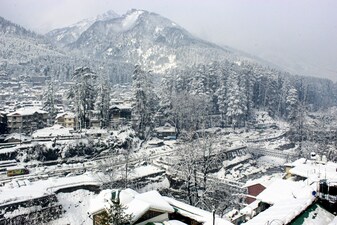 जम्मू-कश्मीर और हिमाचल प्रदेश में पिछले 24 घंटों से लगातार बर्फबारी और बारिश हो रही है.