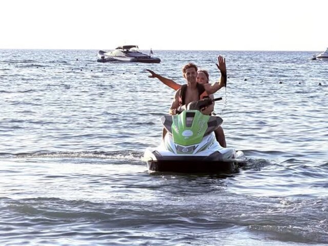 पिंकी ने ऋतिक रोशन के साथ किया जेट स्की राइड, लगा डर तो बेटे को कसकर का पकड़ा
