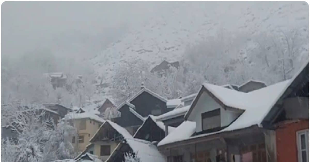 ऐसा लग रहा है कि कश्मीर आज स्वर्ग बन गया, बर्फबारी से खिले सैलानियों के चेहरे; पूंछ में 6 साल बाद तेज स्नोफॉल