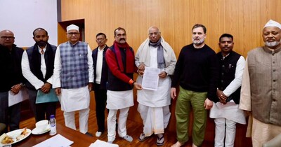 बिहार कांग्रेस के 6 विधायकों ने दिल्ली में राहुल गांधी और मल्लिकार्जुन खरगे से मुलाकात की.