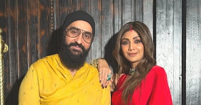 राज कुंद्रा के साथ पोज देते हुए शिल्पा शेट्टी. (फोटो साभारः इंस्टाग्राम @onlyrajkundra)