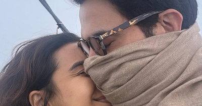 राजकुमार राव बॉलीवुड के सबसे प्रतिभाशाली कलाकारों में से एक हैं. राजकुमार की तरह उनकी पत्नी पत्रलेखा भी बेहतरीन और प्रतिभाशाली कलाकार हैं. राजकुमार और पत्रलेखा की लव स्टोरी दोस्ती, वफादारी और एक सपने का 11 साल लंबा सफर है. एक म्यूजिक वीडियो के सेट पर मिलने से लेकर 2021 में शादी करने तक दोनों की लव स्टोरी बहुत ही इंटरेस्टिंग है. (फोटो साभारः इंस्टाग्राम @patralekhaa)