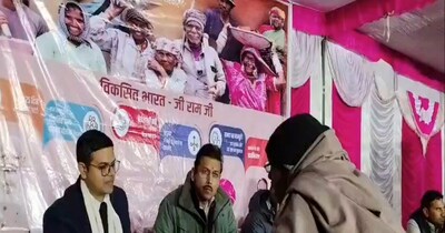 दौसा में मंत्री की चौपाल में गुल हुई बिजली, टॉर्च के सहारे सुनी जनता की शिकायतें.