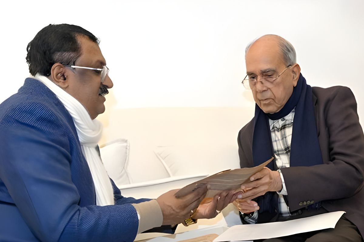 233 साल पुरानी वाल्मीकि रामायण को मिला नया घर अयोध्या के राम कथा संग्रहालय पहुंची सांस्कृतिक धरोहर