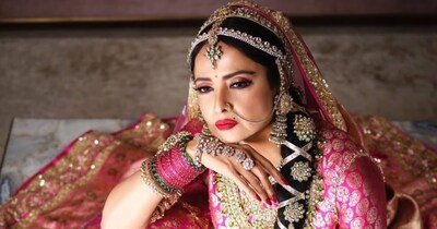 नई दिल्ली: रेखा ने अपनी जिंदगी का ज्यादातर हिस्सा एक ग्लैमरस सुपरस्टार के तौर पर जीया है. उनकी फिल्मी जिंदगी चकाचौंध से भरी रही, लेकिन निजी जिंदगी में अकेलापन, कई उतार-चढ़ाव देखने को मिले. रेखा का असली नाम भानुरेखा गणेशन है. वे तमिल सुपरस्टार जेमिनी गणेशन और पुष्पावल्ली की नाजायज संतान हैं. जेमिनी गणेशन शादीशुदा थे जब उनका पुष्पावल्ली से अफेयर हुआ और उनके दो बच्चे हुए. भानुरेखा ने अपना बचपन, जेमिनी गणेशन की नाजायज संतान के रूप में बिताई और बाद में जब रेखा ने अपनी पहचान बनाई, तो जेमिनी गणेशन को रेखा के पिता के रूप में जाना जाने लगा. (फोटो साभार: Instagram@legendaryrekhaofficial)