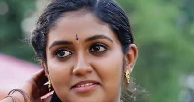 'सैराट' के मुख्य किरदारों की भी बड़ी चर्चा और सराहना हुई. लेकिन फिल्म में लीड रोल निभाने वाली एक्ट्रेस रिंकू राजगुरु कहां है? 'सैराट' में रिंकू राजगुरु ने अर्चना पाटिल का रोल प्ले किया था, लेकिन क्या आप जानते हैं कि ये उनकी पहली फिल्म थी और उनकी उम्र महज 13 साल थी. जब पहली बार डायरेक्टर नागराज मंजुले ने रिंकू को साइन किया था, तब वे सातवीं कक्षा में पढ़ती थीं. अब उनका लुक भी पूरी तरह से बदल गया है. (फोटो साभारः इंस्टाग्राम @iamrinkurajguru)