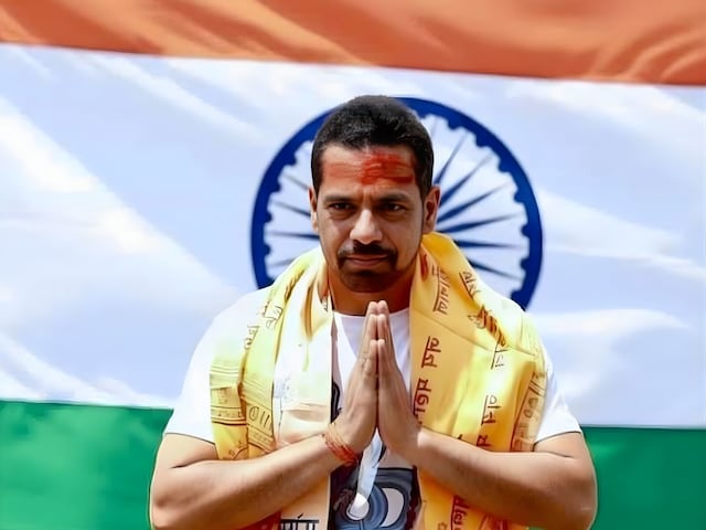 वाड्रा का नया अवतार, माथे में त्रिपुंड, पीछे तिरंगा, कर रहे हिंदुओं की बात