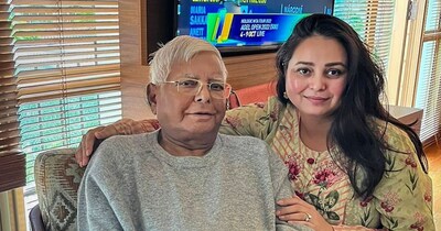पिता लालू यादव के साथ रोहिणी आचार्य (फाइल फोटो)