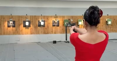 इस एक्ट्रेस ने 23 की उम्र में हिंदी और कन्नड़ फिल्मों में एक साथ कदम रखा. अब यह एक्ट्रेस 29 साल की है. बहुत कम उम्र में पॉपुलैरिटी पाने वाली यह एक एक्ट्रेस बहादुर सेना अधिकारी की बेटी है. एक्ट्रेस ने आर्मी स्कूल से पढ़ाई करने के बाद लंदन की एक यूनिवर्सिटी से एक्टिंग की पढ़ाई की. कौन है यह एक्ट्रेस.. आइए जानते हैं. (फोटो साभारः इंस्टाग्राम)