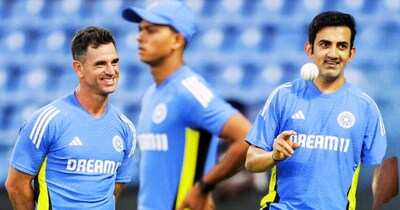 पूर्व भारतीय क्रिकेटर मनोज तिवारी ने भारत के सहायक कोच रयान टेन डोशेट के हालिया बयान पर निशाना साधा है