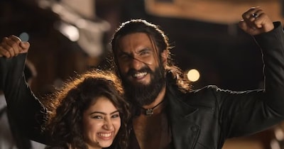 'धुरंधर' रणवीर सिंह के लिए करियर चेंजिंग फिल्म बताई जा रही है. लेकिन क्या आप जानते हैं साल 2019 में आई एक ब्लॉकबस्टर में रणवीर सिंह ने रिजेक्ट कर दिया था. इस फिल्म फिल्म बॉलीवु़ड के बॉक्स ऑफिस इतिहास को बदल दिया था. यह एक ब्लॉकबस्टर तमिल फिल्म का हिंदी रीमेक थी. कौन-सी है ये फिल्म और रणवीर सिंह ने इसे करने से क्यों मना कर दिया? आइए जानते हैं.