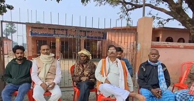 स्कूल के गेट पर तालाबंदी कर बैठे ग्रामीण