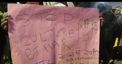 पटना में प्रदर्शन के दौरान जारी पोस्टर