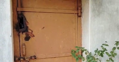 घने जंगलों के बीच स्थित इस मैगजीन के मुख्य द्वार पर दो ताले लगे थे.