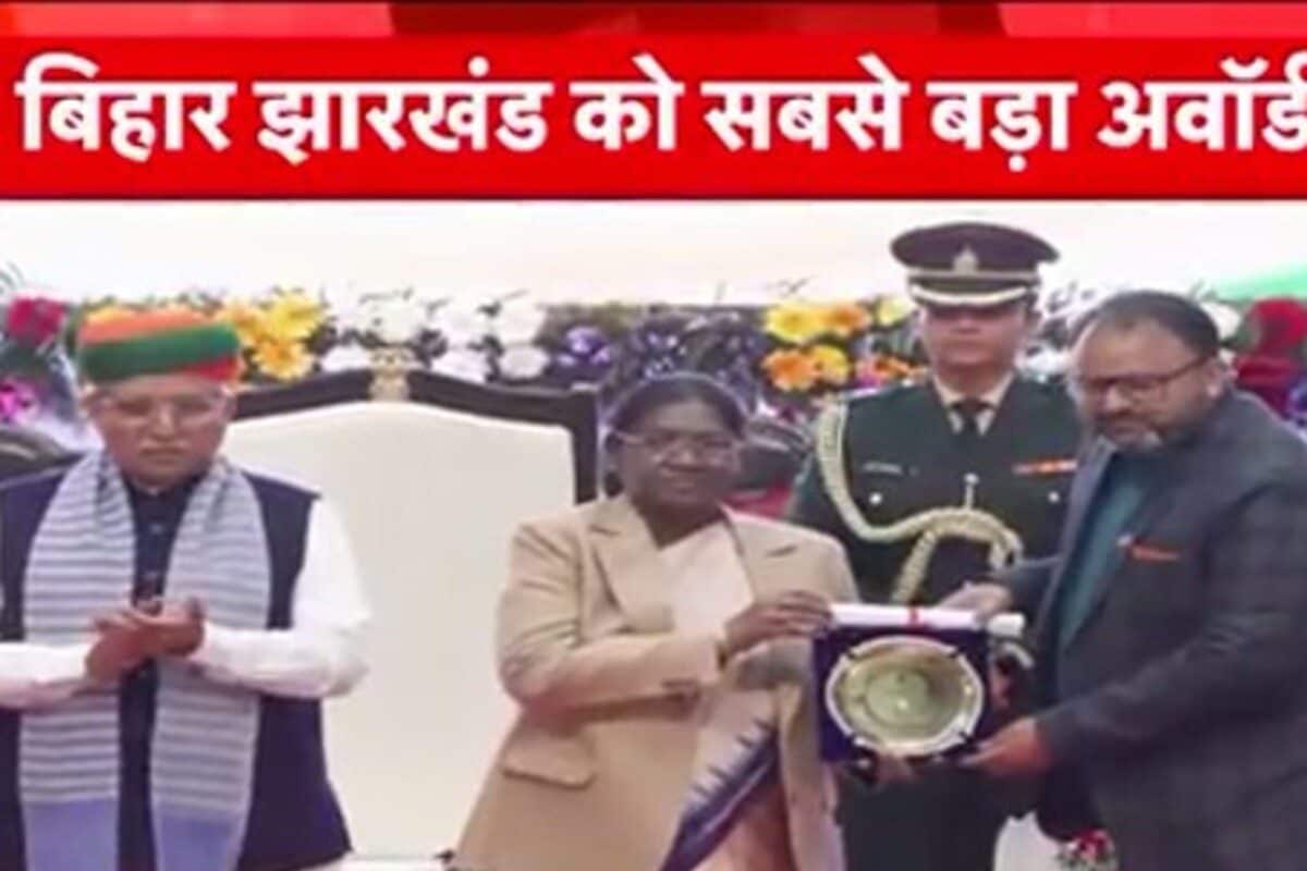 राष्ट्रीय मतदाता दिवस पर News 18 बिहार-झारखंड का जलवा! राष्ट्रपति ने 'बेस्ट मीडिया अवार्ड' से किया सम्मानित