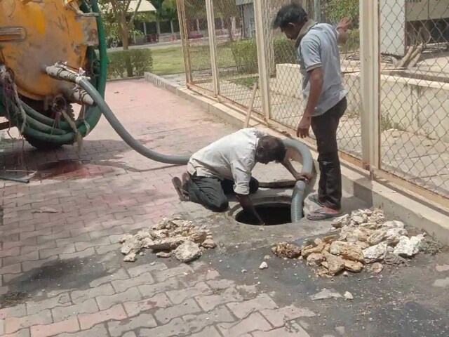 नाली के पाइप की सफाई कर रहे थे सफाई कर्मचारी, अंदर से निकली ऐसी चीजें!