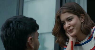 तू या मैं के एक सीन में शनाया कपूर और आदर्श गौरव. (फोटो साभारः यूट्यूब वीडियोग्रैब)  