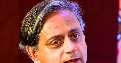 शशि थरूर सोनिया गांधी के आवास पर बुलाई गई मीटिंग में भी नहीं पहुंचे.