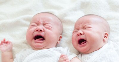 पार्क में बच्चों को रोता देख अजनबियों ने दिखाया अपनापन(फोटो:Canva) 