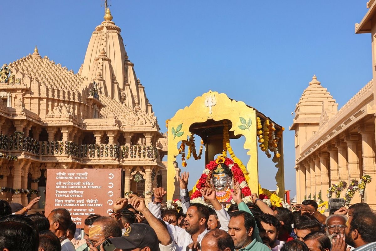 Somnath Temple Rules: सोमनाथ ज्योतिर्लिंग का करना है दर्शन तो भूलकर भी न करें ये 6 काम जानें दर्शन-आरती समय ड्रेस कोड और सुविधाएं