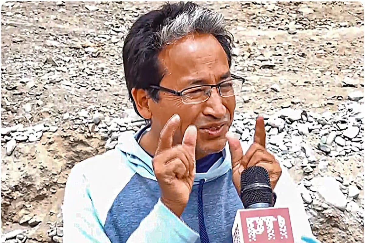 कोठरी में कंबल बिछाकर पर फर्श पर सो रहे सोनम वांगचुक पत्नी गीतांजिल अंगमो ने बताया कैसे बिताते हैं समय