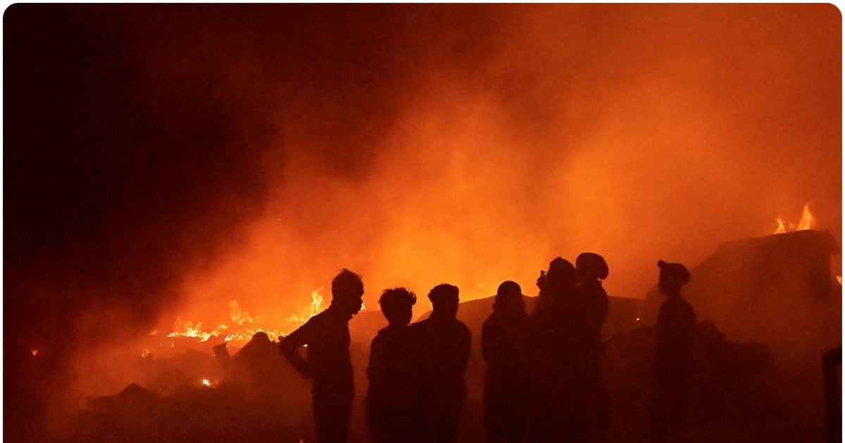 लाशों के ढेर में अपनों को ढूंढ रही आंखें! बंगाल में दक्षिण 24 परगना के 2 गोदाम में भयंकर आग, 7 मजदूर जिंदा जले