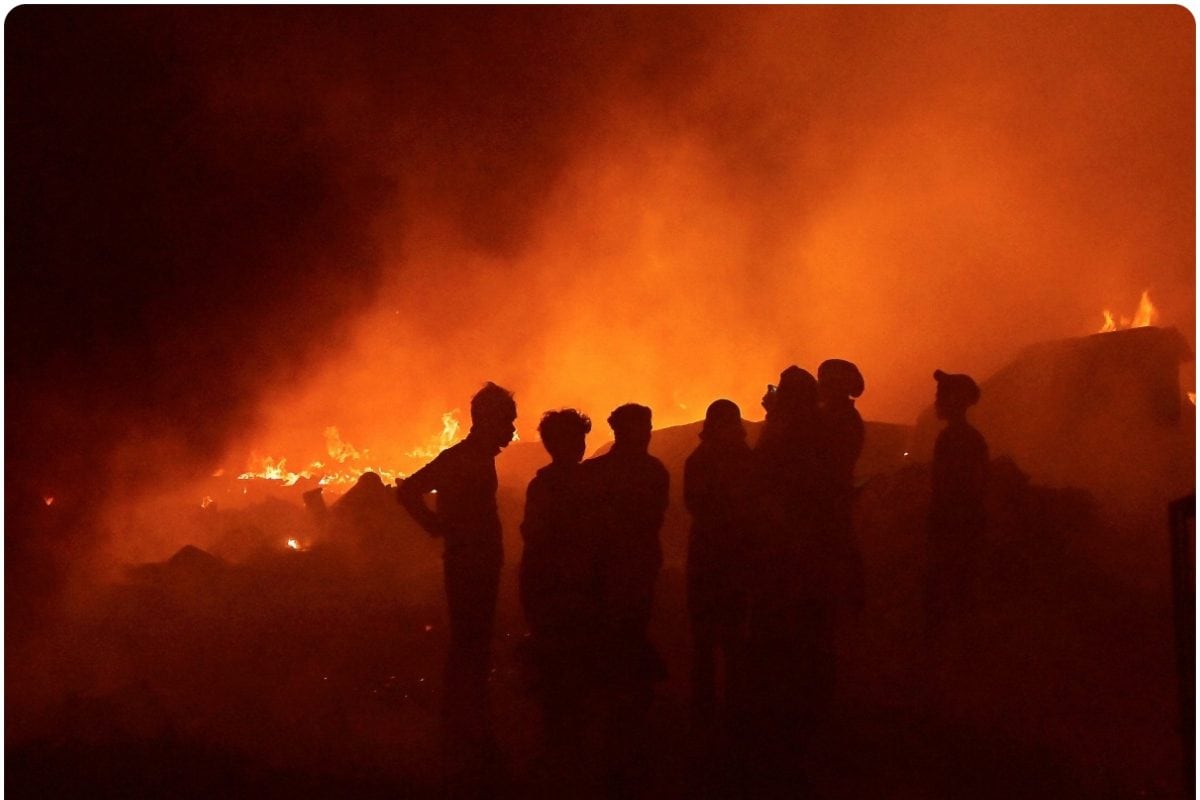 लाशों के ढेर में अपनों को ढूंढ रही आंखें! बंगाल में दक्षिण 24 परगना के 2 गोदाम में भयंकर आग 7 मजदूर जिंदा जले