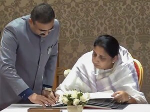 सुनेत्रा पवार ने उपमुख्यमंत्री पद की शपथ ली. हालांकि, वित्त मंत्रालय देवेंद्र पडणवीस के जिम्मे चला गया, जो कि पहले स्व. अजित दादा के पास था. (पीटीआई)