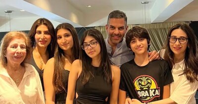 संजय कपूर करिश्मा-प्रिया सचदेव और बच्चों के साथ. (फाइल फोटो)