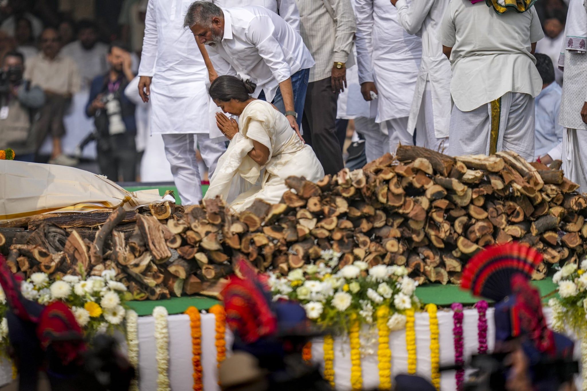 Ajit Pawar Funeral , supriya sule action , ajit pawar State Honours Baramati , supriya sule roll in Ajit Pawar Funeral , ajit pawar wife Sunetra Pawar Emotional , ajit pawar younger son Parth Jay Pawar , ajit pawar Plane Crash Investigation , Pune news , baramati news , slogan Ajit Dada Amar rahe , ajeet pawar Baramati Antim Sanskar , sharad pawar , rohit pawar , ncp future politics