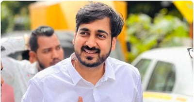 सुरेंद्र पठारे और उनकी पत्नी ऐश्वर्या पठारे दोनों बीजेपी के टिकट पर चुनाव मैदान में हैं.