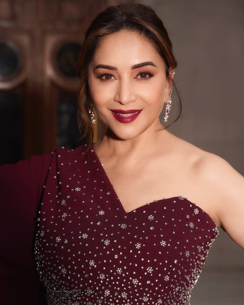 Madhuri Dixit, Madhuri Dixit News, Madhuri Dixit Refusing Photo With Pakistani, Madhuri Dixit allegedly refuses to take a picture with fan from Pakistan, Redditor's Claim About Madhuri Dixit, माधुरी दीक्षित, माधुरी दीक्षित समाचार, माधुरी दीक्षित ने पाकिस्तानी के साथ फोटो लेने से इनकार कर दिया, रेडिटर का माधुरी दीक्षित के बारे में दावा