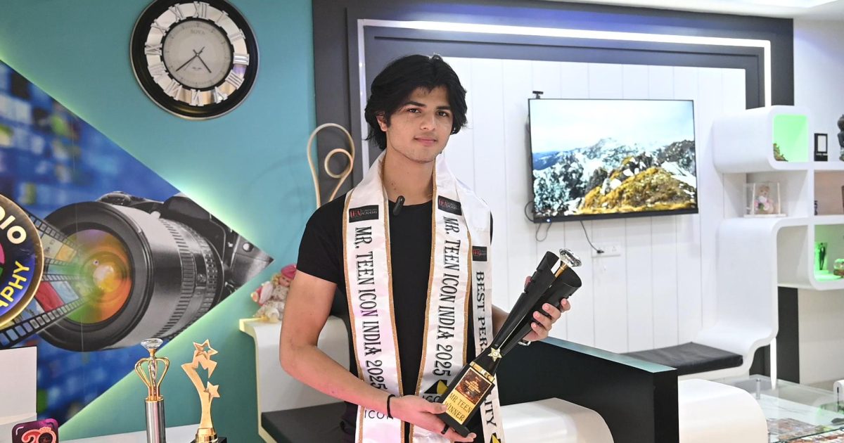 सुंदरनगर के आर्यन बने ‘मिस्टर टीन आइकन इंडिया-2025’, फिल्म सिटी में जीता खिताब