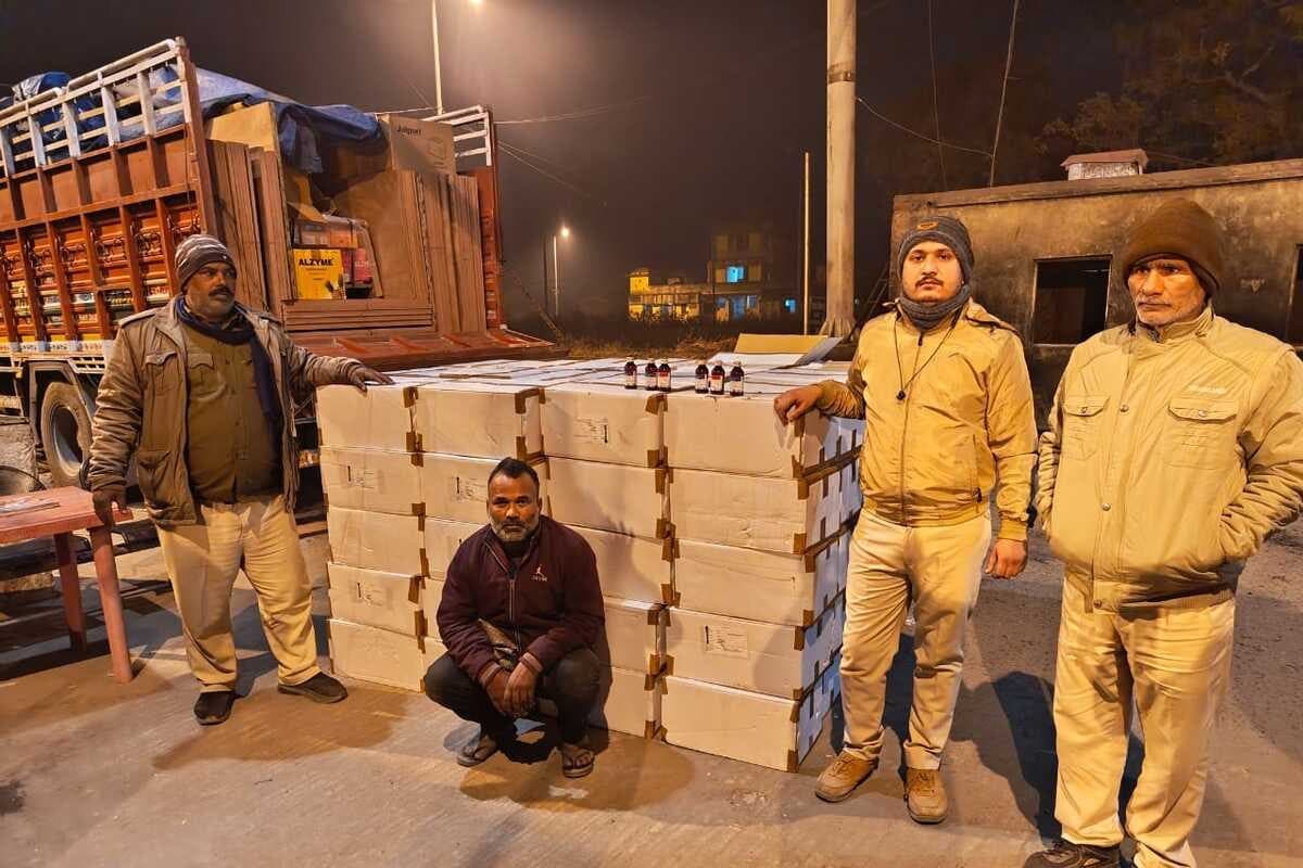 उत्पाद विभाग की बड़ी कार्रवाई! 220 कार्टन कफ सिरप जब्त, यहां होनी थी डिलीवरी