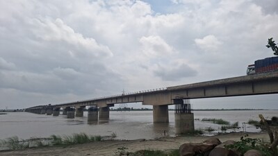 दुनिया का सबसे बड़ा शिवलिंग अटका! नारायणी नदी पार कराने विशेषज्ञ इंजीनियरों की टीम बुलाई गई.