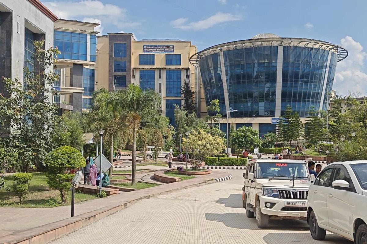 एक नशे का आदी दो पुराने ऑफेंडर हिमाचल के नेरचौक मेडिकल कॉलेज में 3 MBBS स्टूडेंट्स क्यों सस्पेंड किया गया  जांच रिपोर्ट में हुए बड़े खुलासे