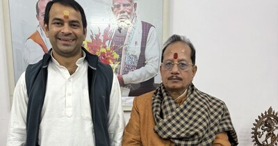 तेजप्रताप यादव विजय सिन्हा के यहां दही-चूड़ा भोज में शामिल हुए.