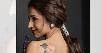 नई दिल्ली. दो दशकों से ज्यादा समय से साउथ सिनेमा पर राज कर रही यह हसीना सिर्फ अपनी खूबसूरती और दमदार अभिनय के लिए ही नहीं, बल्कि अपनी निजी जिंदगी को लेकर भी हमेशा सुर्खियों में रही है. कम उम्र में मॉडलिंग से करियर की शुरुआत करने वाली इस हसीना ने एक के बाद एक सुपरहिट फिल्में देकर खुद को इंडस्ट्री की सबसे भरोसेमंद स्टार बना लिया. लेकिन जितनी ऊंचाइयों पर उनका करियर पहुंचा, उतने ही उतार-चढ़ाव उनकी लव लाइफ में भी देखने को मिले.