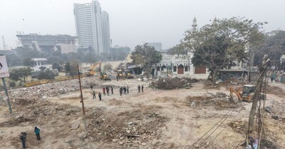 दिल्ली के तुर्कमान गेट इलाके में बुधवार सुबह अवैध अतिक्रमण के खिलाफ कार्रवाई के दौरान पुलिस टीम पर पथराव हुआ. 