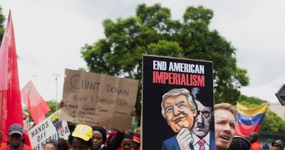 वेनेजुएला में अमेर‍िका के ख‍िलाफ विद्रोही सुर उभर आए हैं. लोग सड़कों पर हैं.  (Reuters)