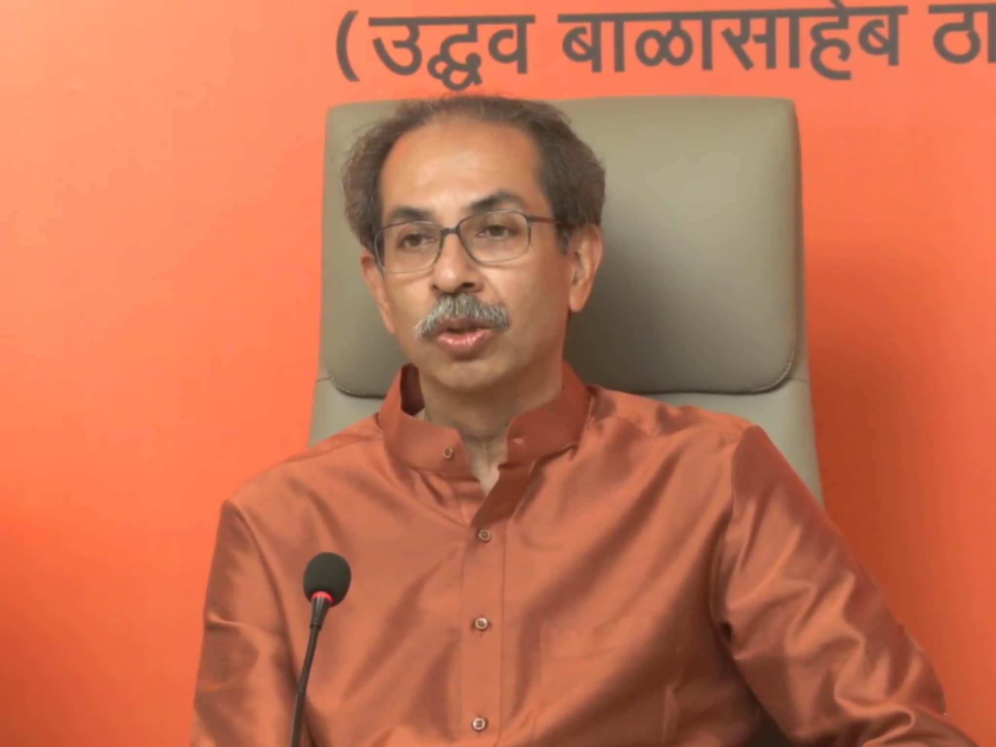 उधर होटल में लॉक हुए शिंदे गुट के पार्षद? इधर उद्धव ने छेड़ा- ढाई-ढाई साल मेयर बनेगा क्या?