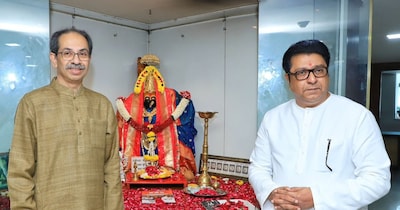 उद्धव और राज ठाकरे ने बीएमसी चुनाव के लिए अपना घोषणापत्र जारी किया.