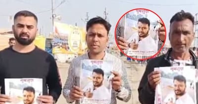 रवि भोजवानी का पोस्टर लेकर तलाश करते उनके परिजन.