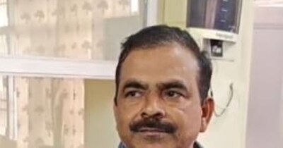 मीडिया से बात करते हुए आरोपी प्रोफेसर.